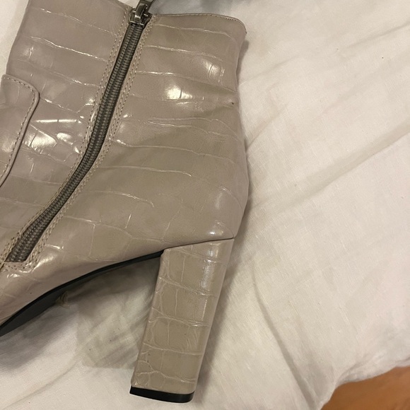 Grey Crocodile-Embossed heeled Ankle Boots size 9! Like new - Picture 5 of 8